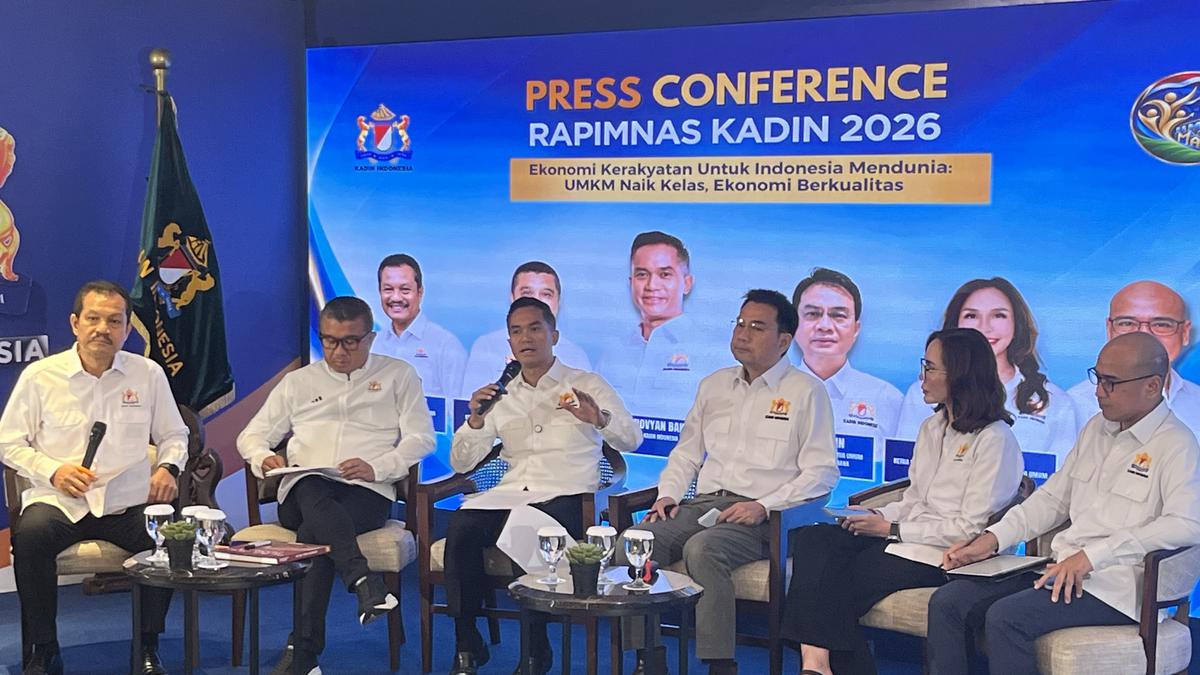 Ketua Umum Kadin Indonesia Anindya Bakrie dan pengurus Kadin lainnya dalam konferensi pers Rapimnas Kadin 2026 di Menara Kadin, Jakarta, Kamis (22/10/2026). (Liputan6.com/Tian)