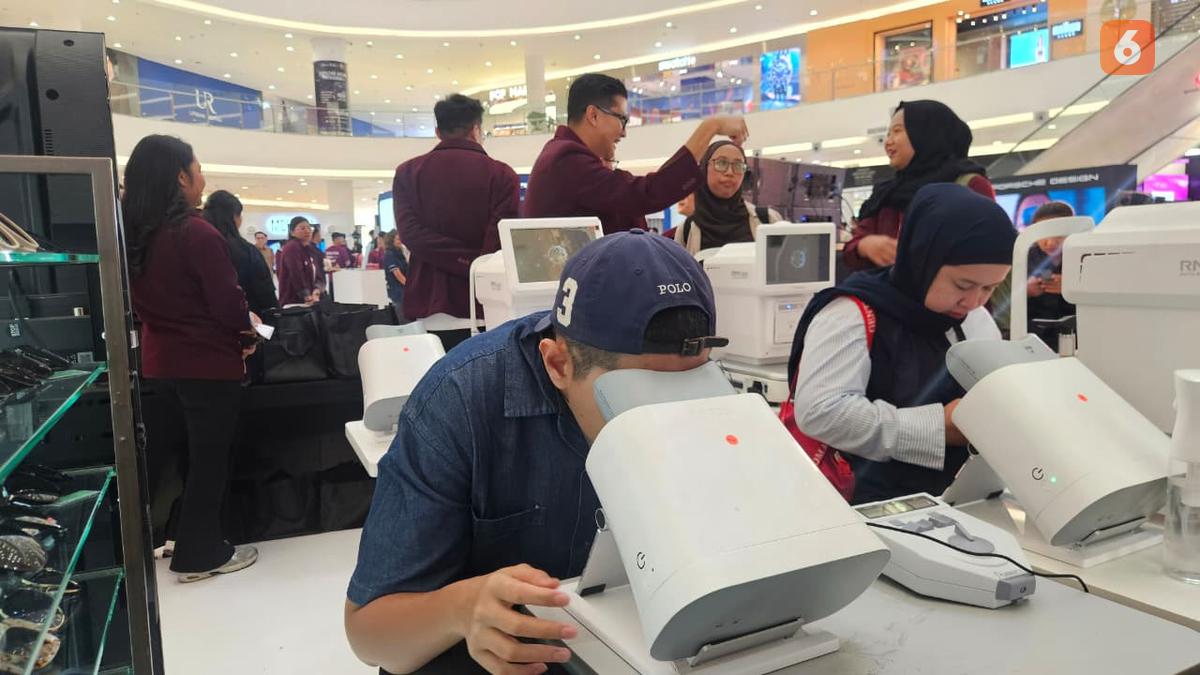 Optik Melawai membuka lowongan kerja bagi lulusan SMK dan S1. Simak deskripsi dan persyaratannya. (Foto: Aditya Eka Prawira/Liputan6.com)