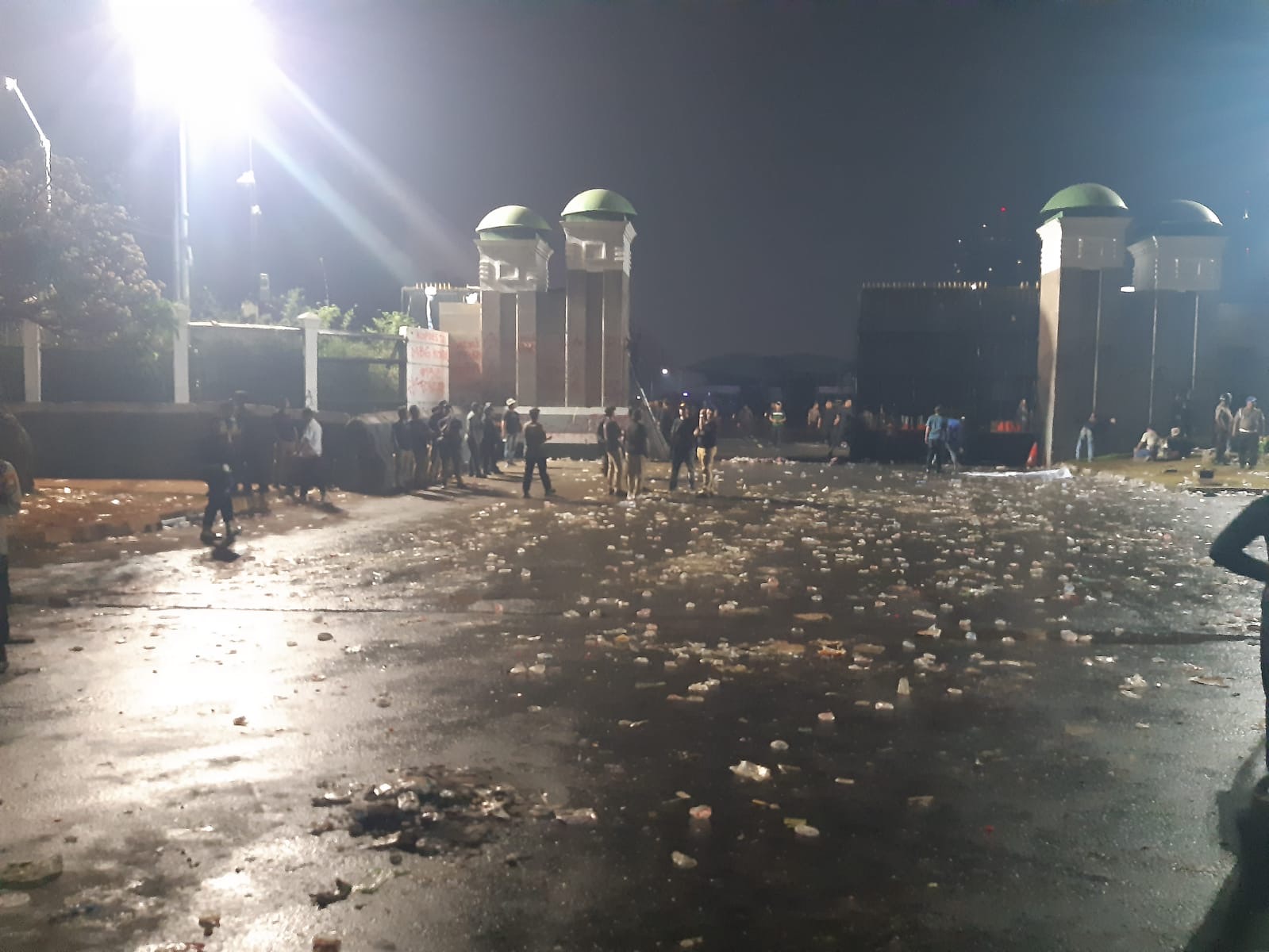 Aksi 27 Agustus di DPR Memanas, Massa Bakar Ban dan Dorong Pagar hingga Masuk Jalur Tol