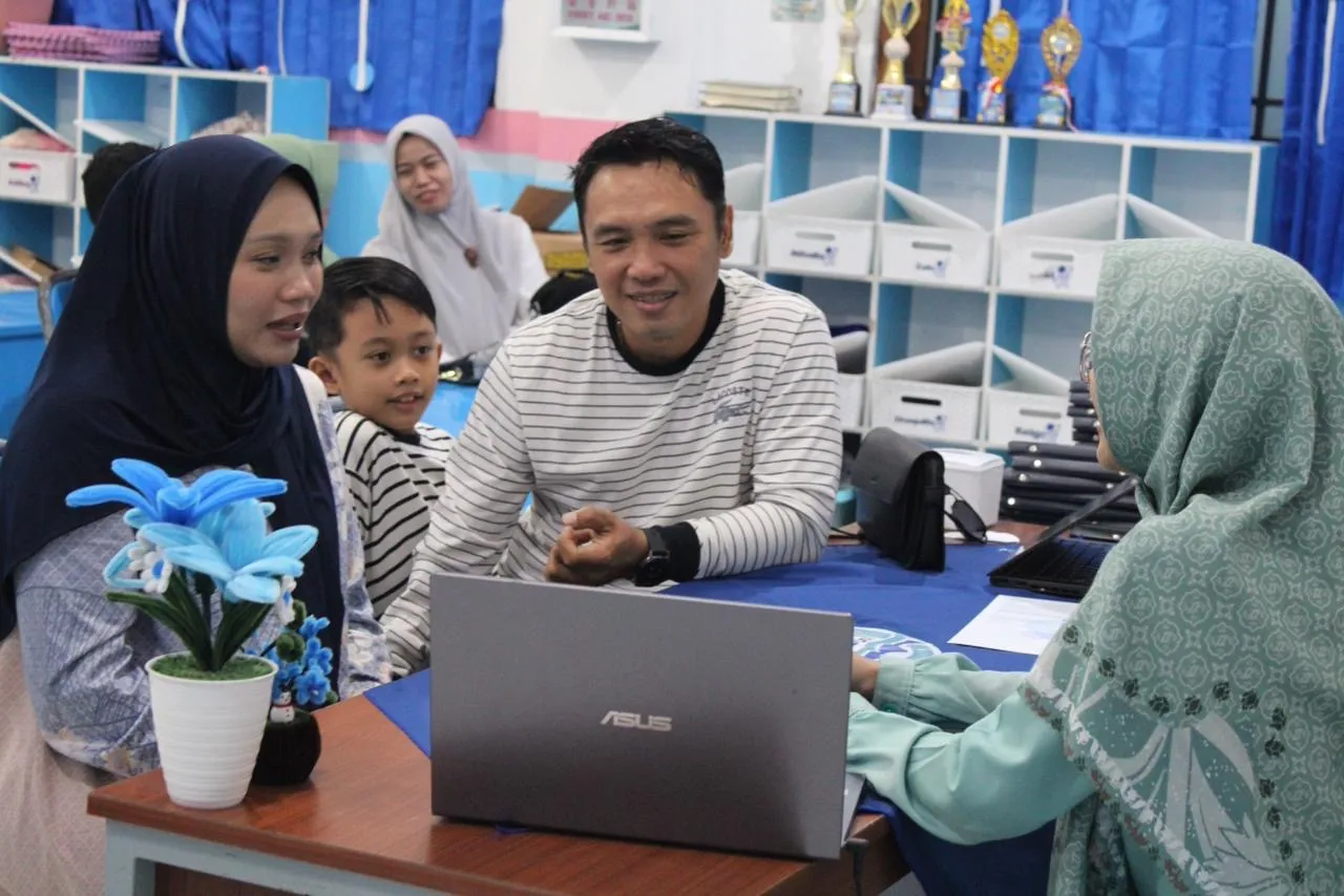 Yayasan Al Abidin Serentak Bagikan Laporan Kemajuan Pembelajaran kepada Orang Tua Siswa