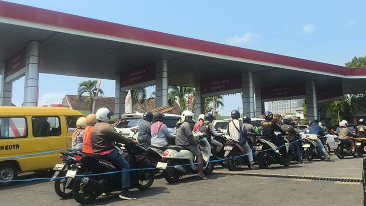 ---
Antrean Panjang BBM Terjadi di Jember, Pertamina Imbau Warga Tidak Panic Buying

---