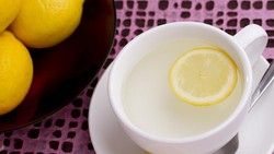 Apakah Minum Air Lemon Hangat Efektif Menurunkan Berat Badan? Temuan Studi Terkini