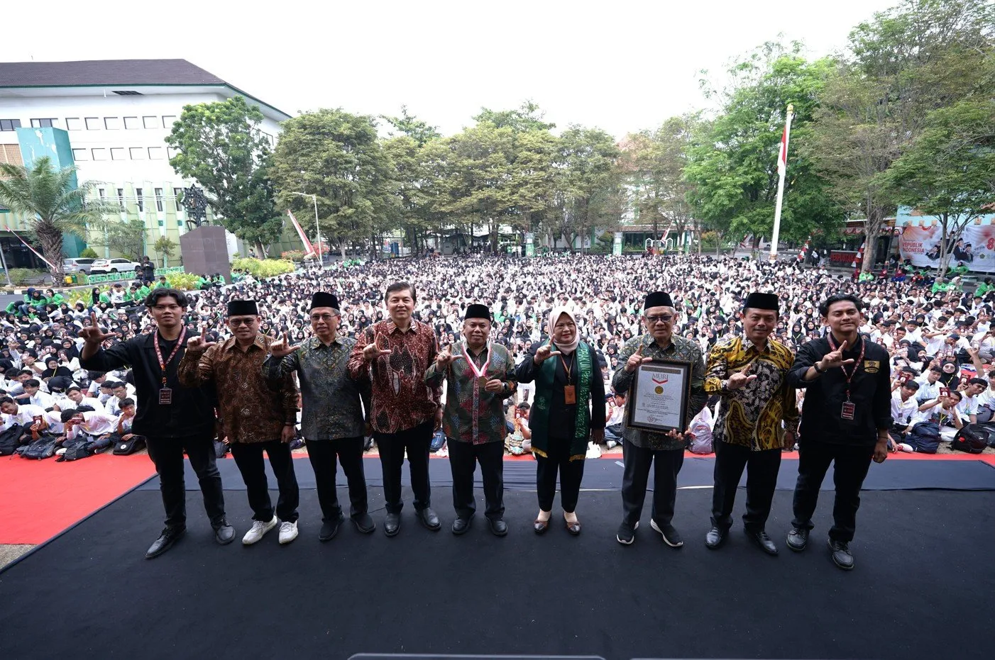 UIN Surakarta Raih Rekor MURI dengan Pembagian Buku Saku Pencegahan Kekerasan Seksual untuk Mahasiswa Baru