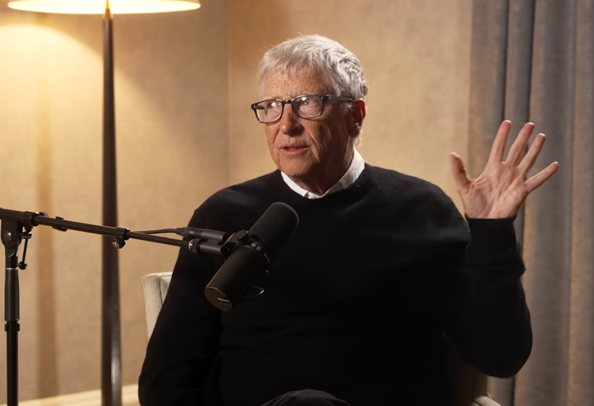 Tangkapan layar Bill Gates saat berbincang dengan pemimpin redaksi The Verge, Nilay Patel, dalam podcast Decoder yang tayang di YouTube pada 22 Oktober 2026.(YouTube Decoder with Nilay Patel)