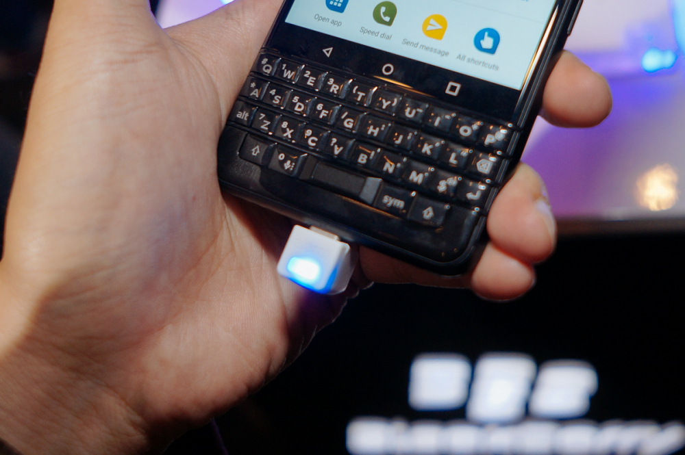 Papan ketik QWERTY dengan fitur capacitive touch input merupakan salah satu fitur andalan BlackBerry KeyOne Black Limited Edition. Tombol-tombol navigasi Android (home, back, recent apps) ditempatkan di antara keyboard dan layar. (Oik Yusuf/ KOMPAS.com)