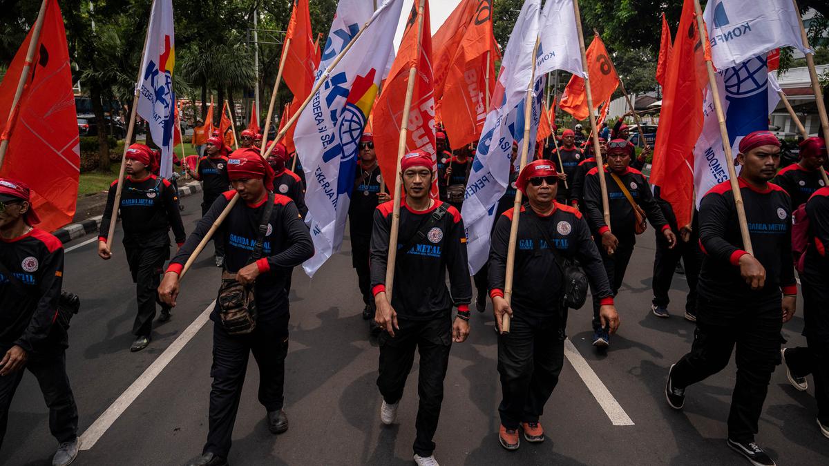 Aksi unjuk rasa untuk menuntut pemerintah menaikkan upah minimum provinsi. (JUNI KRISWANTO/AFP)