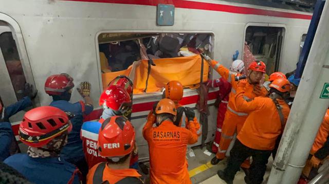 ---
Pembatalan Perjalanan Kereta Jarak Jauh Akibat Kecelakaan Argo Bromo Anggrek dan KRL

---