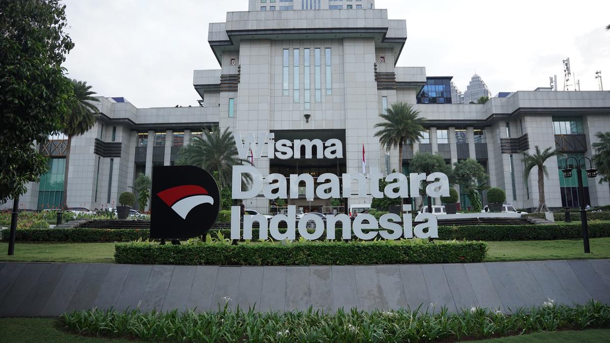 ---
Danantara Jamin Tidak Ada PHK Dalam Proses Perampingan BUMN

---