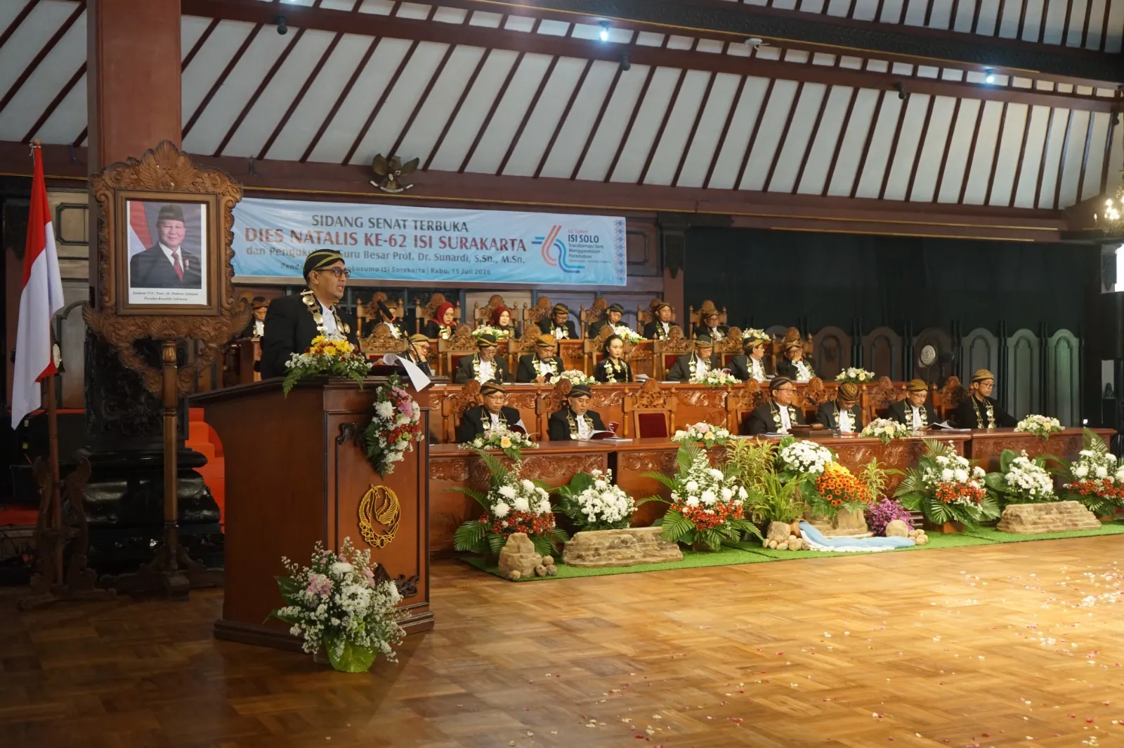 Persembahan Tarian Sesaji saat peringatan Dies Natalis Institut Seni Indonesia (ISI) Surakarta yang ke-62 yang mengusung tema “Transformasi Seni, Menggerakkan Peradaban” pada Rabu (15/7/2026). (Istimewa/ISI Surakarta)