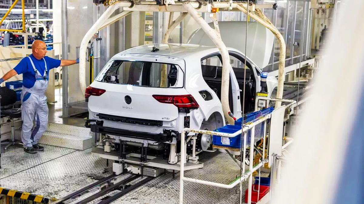 ---
Volkswagen Rencanakan Pemangkasan Besar-Besaran Karyawan di Tengah Persaingan Ketat

---