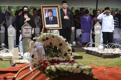 Pemakaman Militer Juwono Sudarsono Dihiasi Tembakan Salvo di TMP Kalibata