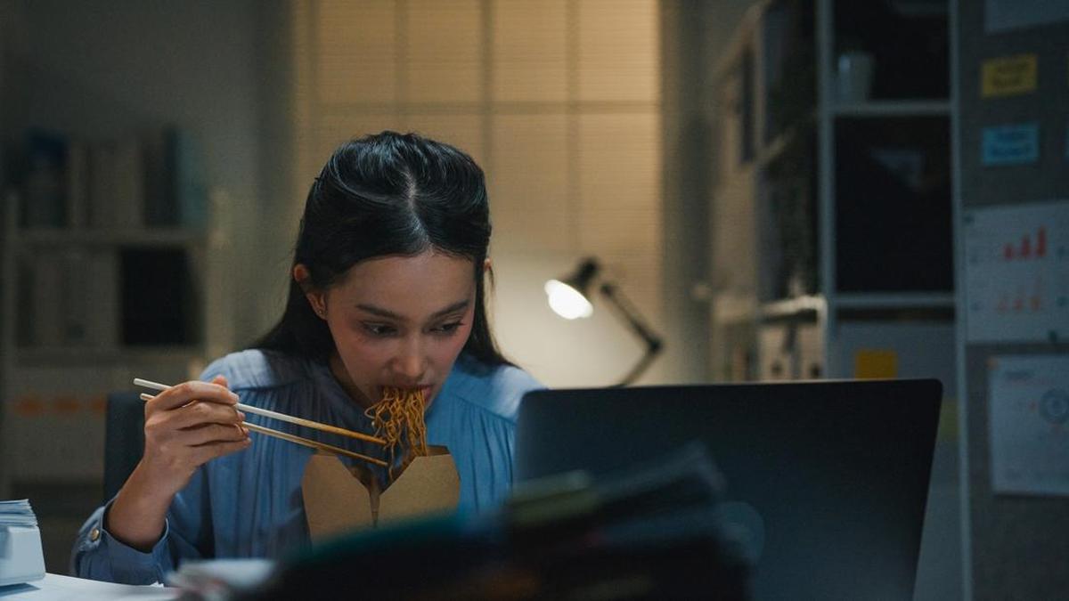 Makan larut malam bisa berdampak pada kesehatan. Foto: Getty Images/MTStock Studio