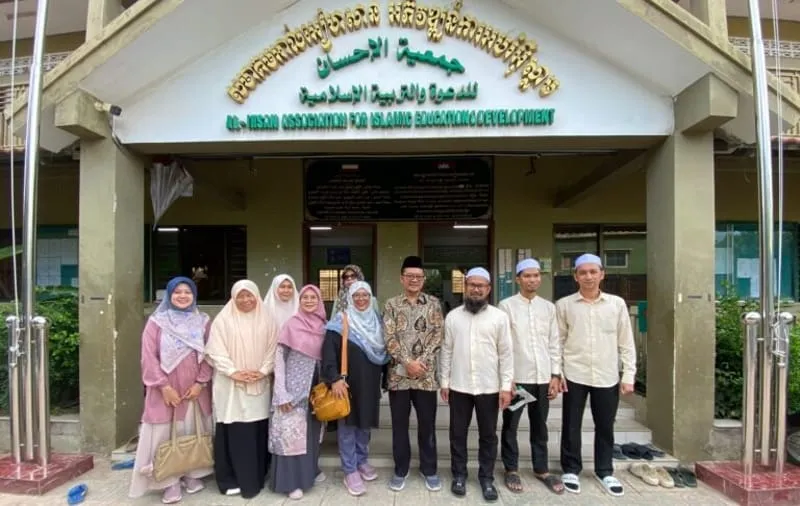 Dua Dosen Fakultas Ushuluddin, Adab, dan Humaniora (FUAH) UIN Saizu Purwokerto mengikuti penelitian kolaboratif internasional di Kamboja. Penelitian mengkaji perkembangan pendidikan Islam di tengah masyarakat Muslim sebagai kelompok minoritas. (Istimewa)