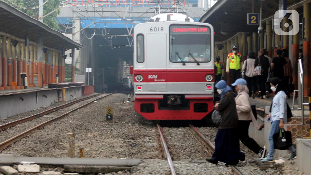 Suasana di Stasiun Karet Sudirman. (Liputan6.com/Johan Tallo)