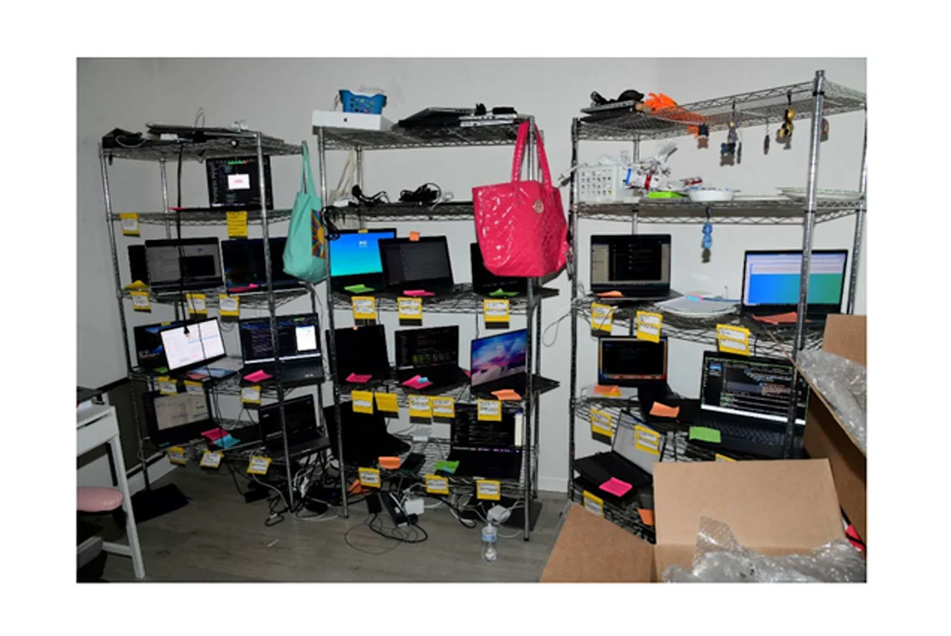 Laptop farm alias ladang laptop di Texas, rumah tempat laptop pekerja IT palsu Korea Utara di AS. Laptop ini bisa diakses dari jarak jauh.(FBI)