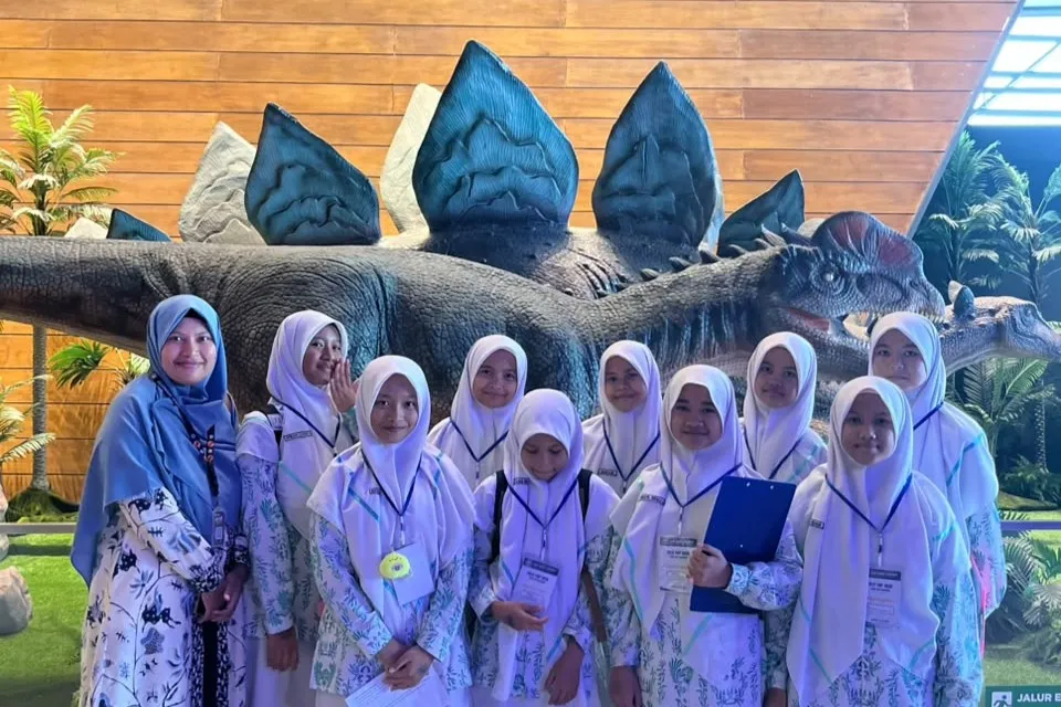 Siswa kelas 7 SMP ABBS Sragen mengikuti kegiatan field trip ke Tahir Solo Museum pada Selasa (27/10/2026). (Istimewa)