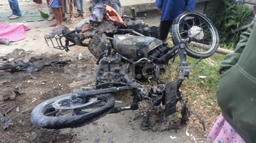 Ilustrasi motor meledak terbakar. [SuaraSulsel.id / Muhammad Aidil]