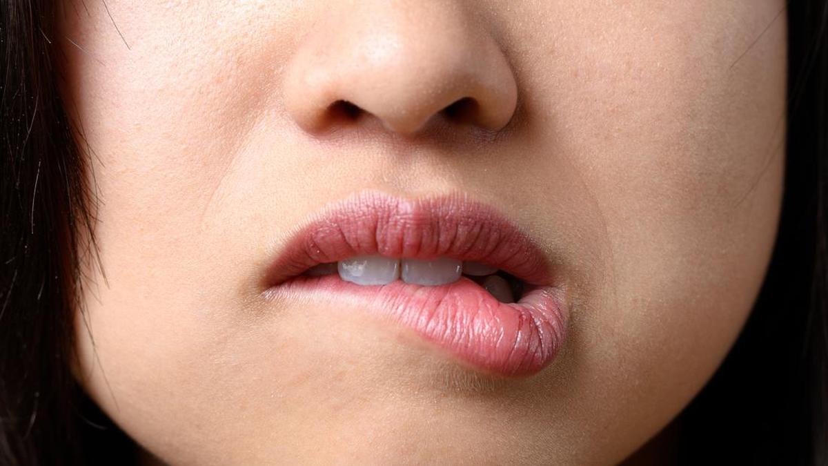 Air liur bukan ide bagus untuk mengatasi bibir kering. Foto: Getty Images/iStockphoto/mheim3011