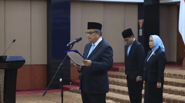 ---
Pelantikan 12 Pimpinan Satuan Kerja di Bank Indonesia oleh Gubernur BI

---