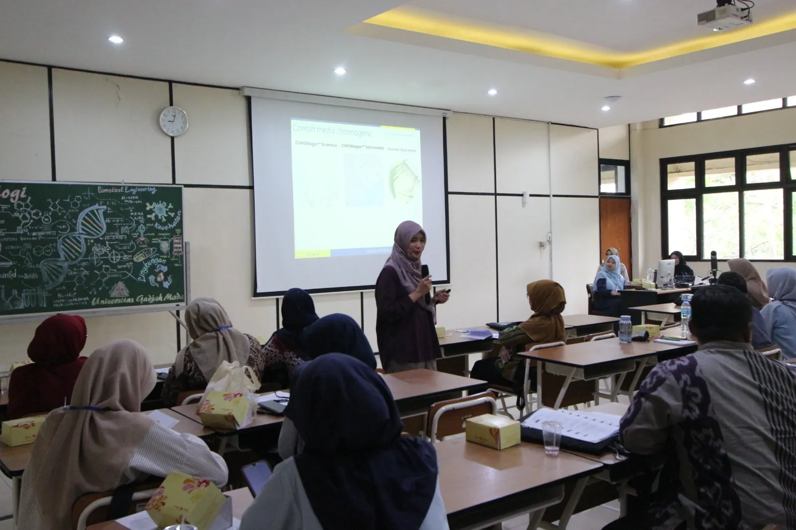 Pelatihan Keamanan Pangan dan Bioteknologi untuk Guru Biologi di UGM
