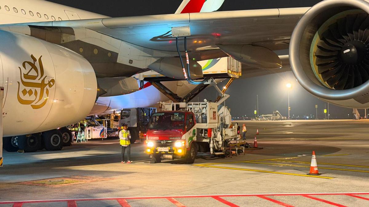 PT Pertamina Patra Niaga melalui Aviation Fuel Terminal (AFT) Soekarno-Hatta memasok 92.901 liter avtur ke pesawat Airbus A380 Emirates yang mendarat di Bandara Internasional Soekarno-Hatta. Dok PPN