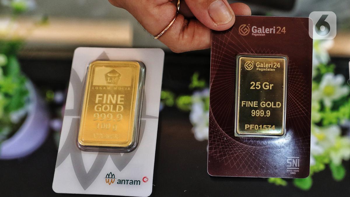 Pramuniaga menunjukkan emas batangan yang dijual di Galeri 24 Pegadaian, Jakarta. (Liputan6.com/Angga Yuniar)