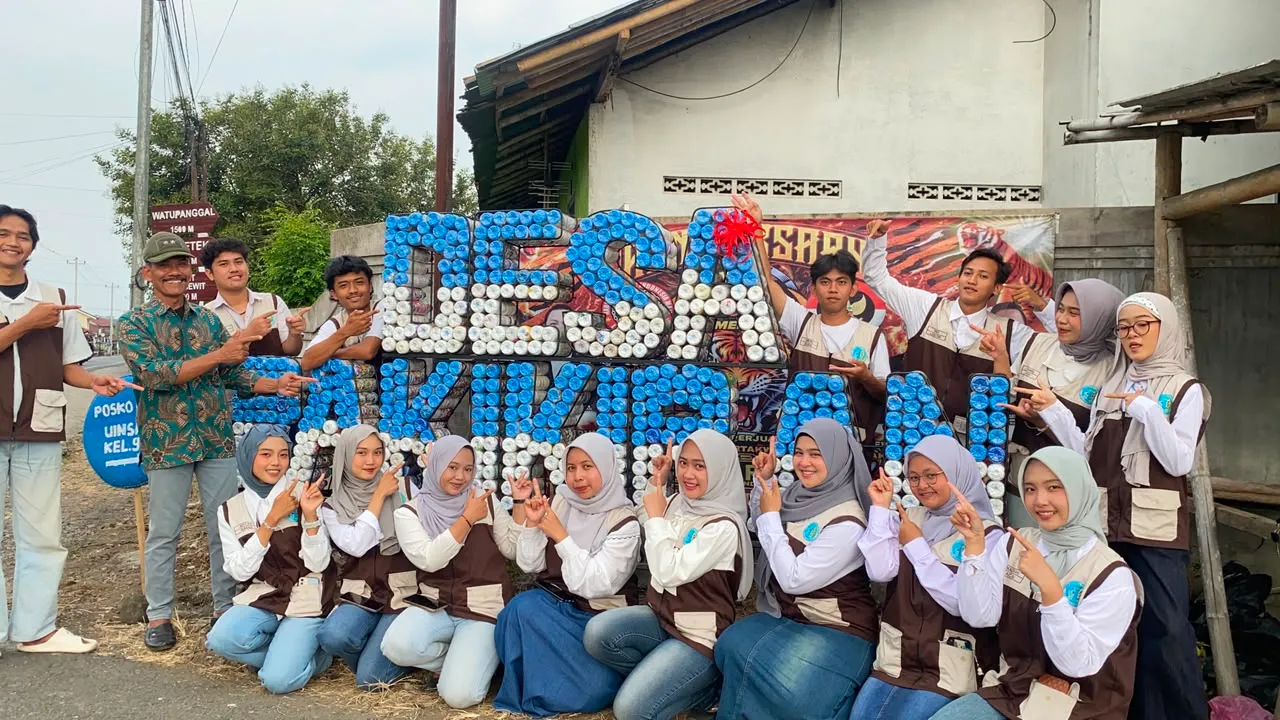 Inovasi Pengelolaan Sampah Melalui Ecobrick di Desa Pakikiran oleh KKN UIN Saizu