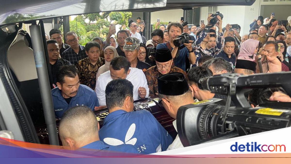 ---
Pemakaman Anggota BPK Haerul Saleh Dilaksanakan Setelah Diberangkatkan dari Rumah Duka

---