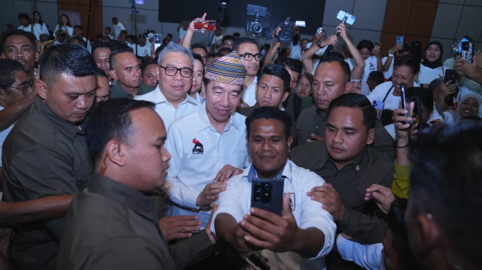 Presiden ke-7 RI, Jokowi meminta seluruh kader Partai Solidaritas Indonesia (PSI) bekerja lebih keras memperkenalkan partai kepada masyarakat. [Suara.com/dok]