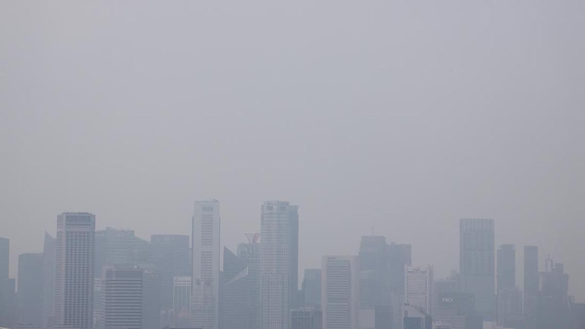 Potret langit Singapura diselimuti kabut asap (Foto: REUTERS/SUHAIMI ABDULLAH)