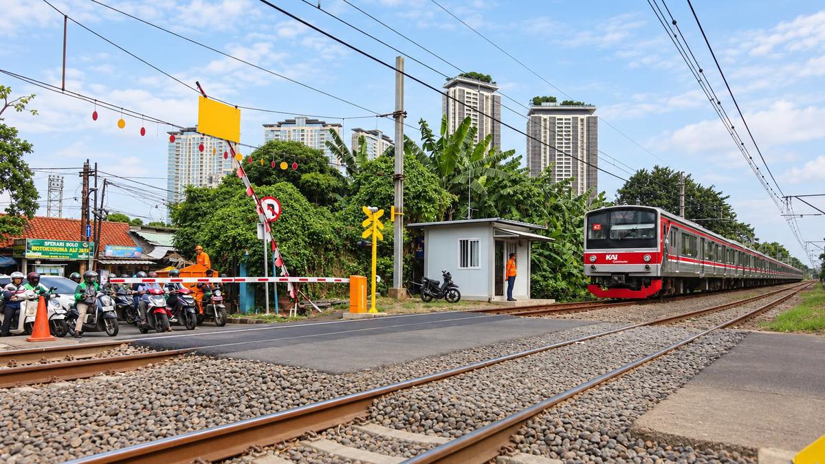 KAI melakukan tindak lanjut rekomendasi KNKT terkait pemasangan palang kereta di sembilan titik. (Foto: KAI)