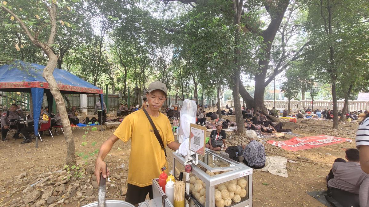 ---
Kehidupan Pedagang di Tengah Aksi Demonstrasi di Monas

---