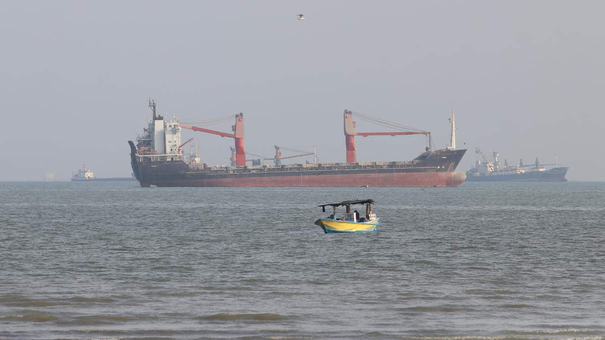 Kapal Berbendera Singapura Tenggelam di Selat Hormuz, Mengapa Masih Ada yang Melintas?