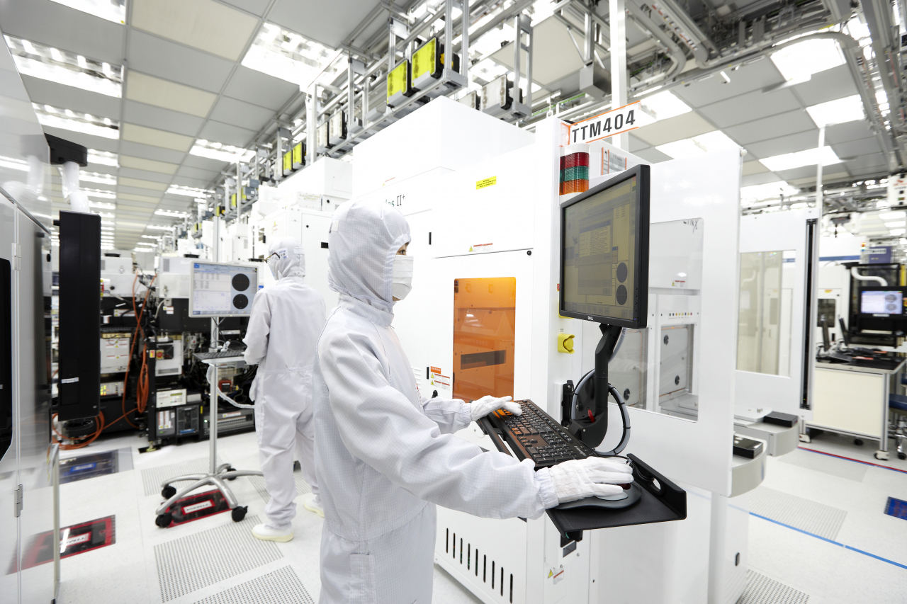 Karyawan menggunakan clean room di pabrik semikonduktor SK Hynix.
