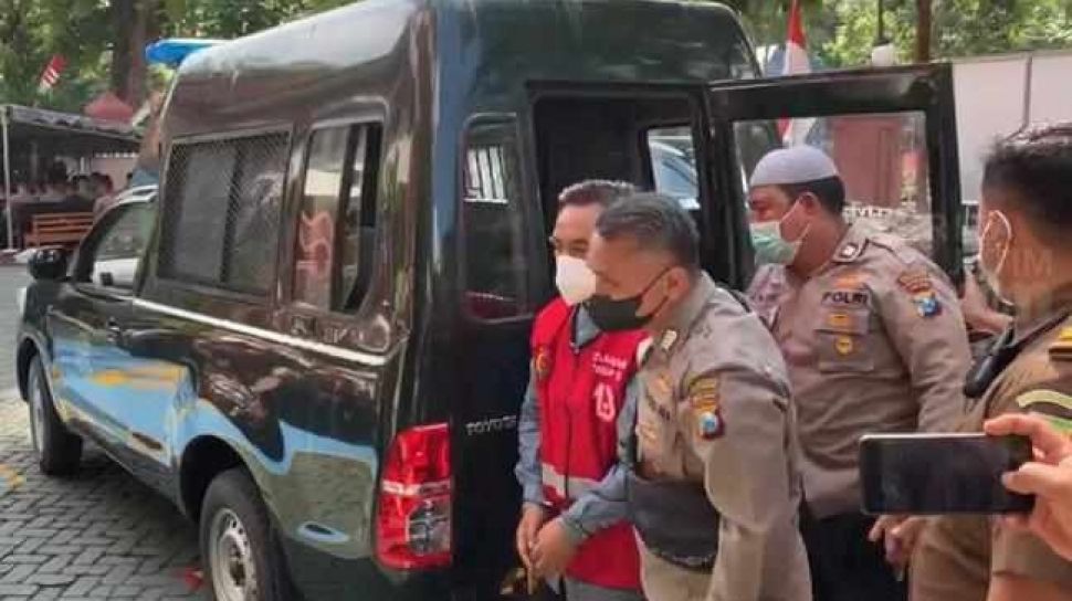 Moch Subchi Azal Tsani alias Mas Bechi dibawa ke pengadilan [Foto: Beritajatim]