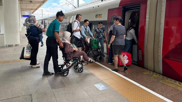 KCIC Mengkritik Tindakan Penumpang yang Menahan Pintu Kereta Cepat Whoosh