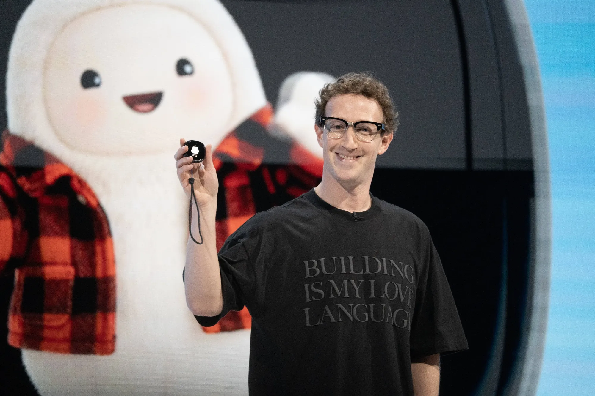 CEO Meta Mark Zuckerberg memperkenalkan Muse Charm, perangkat mungil ala Tamagotchi yang khusus dibuat untuk mengobrol dengan agen AI Muse.(Minh Connors/Bloomberg)