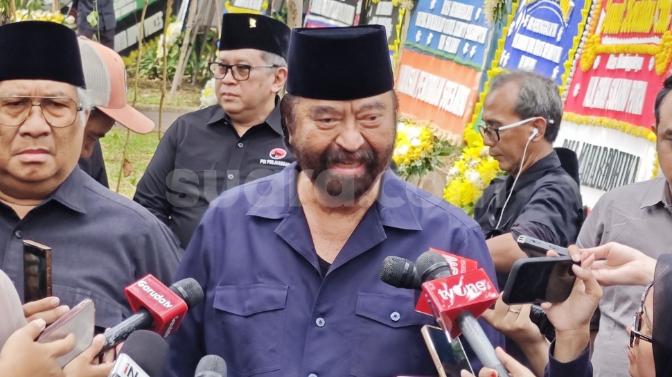 Ketua Umum Partai NasDem Surya Paloh melayat ke rumah duka Guruh Soekarnoputra di kawasan Kebayoran Baru, Jakarta Selatan, Sabtu (26/9/2026). [Suara.com/Adiyoga]