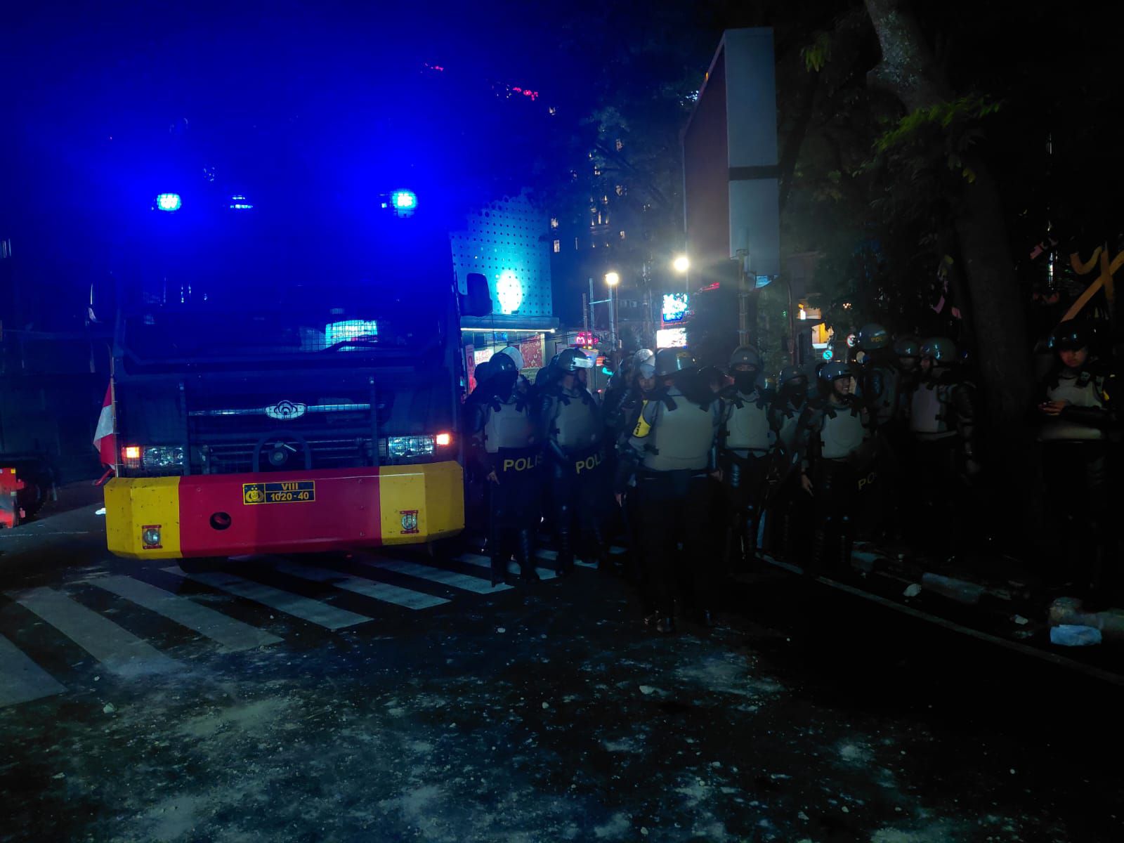Kericuhan Bandung Memanas, Truk Polisi Diserang Massa di Simpang Dago