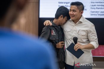 ---
Analisis Kunjungan Sekretaris Kabinet Teddy Indra Wijaya dalam Konteks Politik Terkini
---