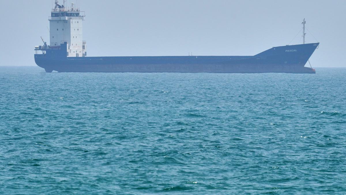 Sebuah kapal tanker berlabuh di Selat Hormuz di lepas pantai Pulau Qeshm, Iran. (AP Photo/Asghar Besharati)