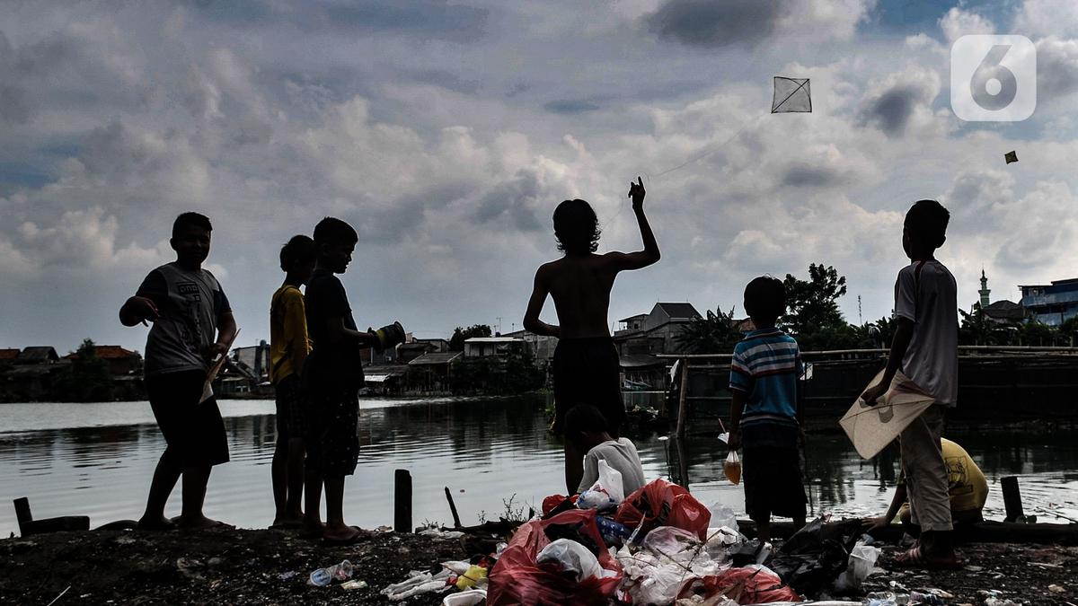 Anak-anak bermain di permukiman padat penduduk kawasan Cakung, Jakarta. (merdeka.com/Iqbal S Nugroho)