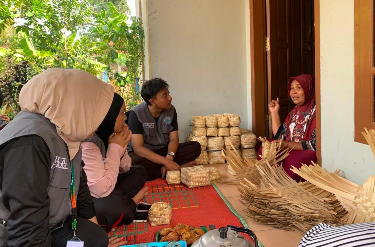 Mahasiswa KKN UIN Saizu Menggali Keterampilan Anyaman Pithi di Desa Kecitran
