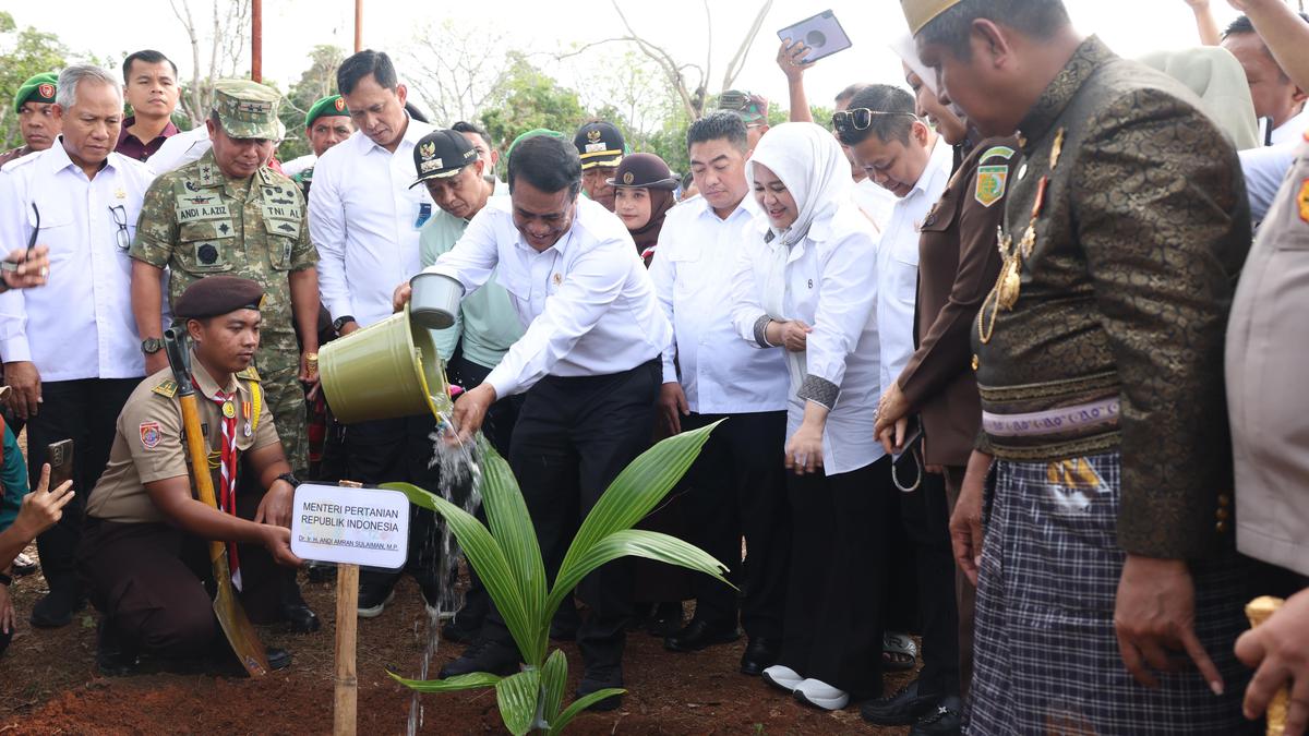 Mentan Amran Temukan Anomali dalam Program Pembibitan Kelapa, Siap Pecat Pelanggar