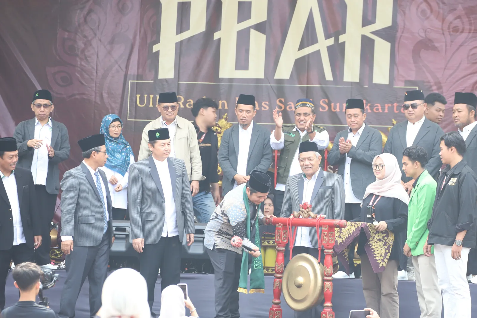 Rektor UIN Surakarta, Prof. Dr. Toto Suharto, M.Ag, menyapa mahasiswa baru saat PBAK kampus UIN Surakarta, Selasa (18/8/2026). (Istimewa)