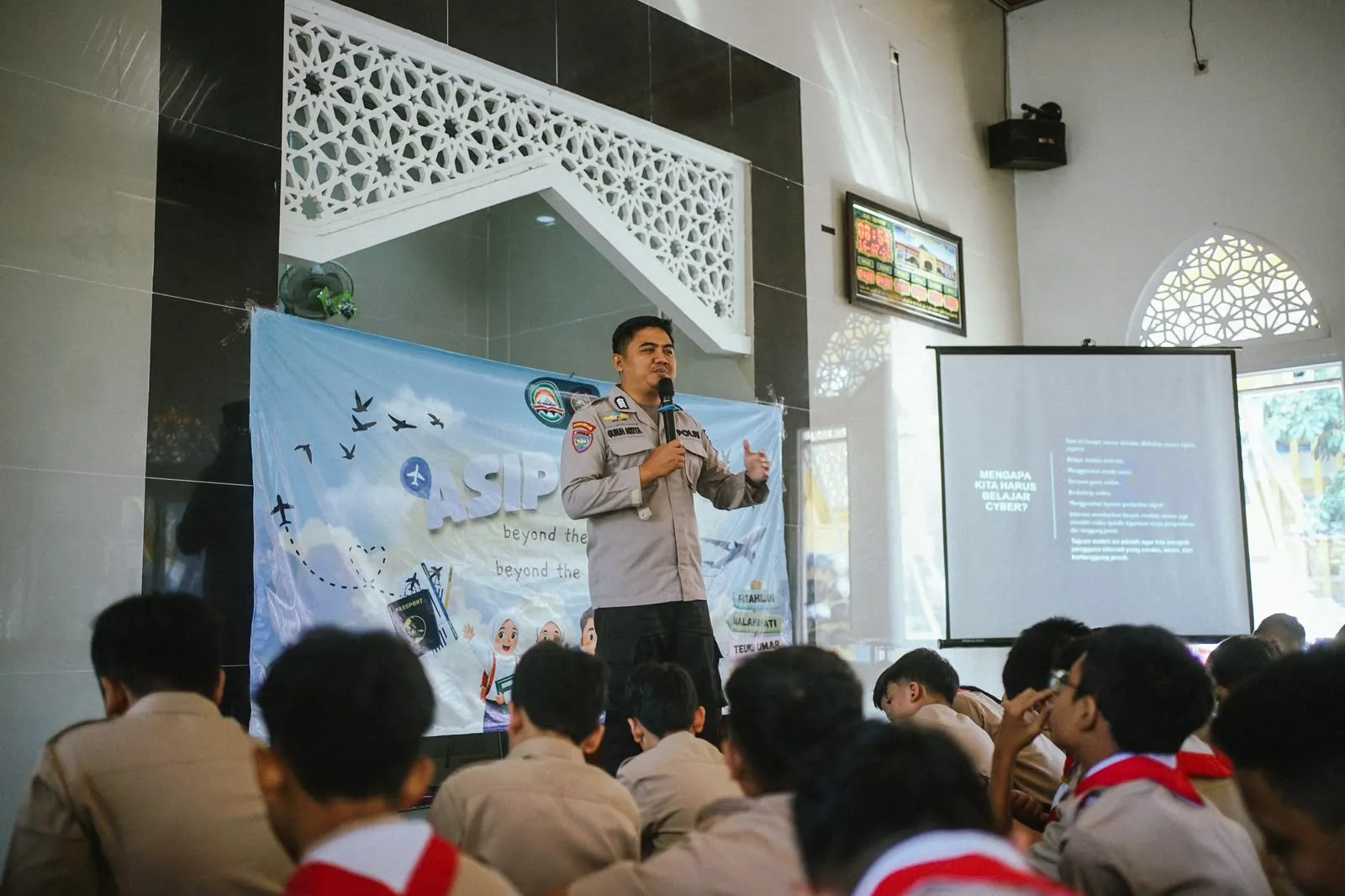 MPLS di SMPII Al Abidin Karanganyar Fokus pada Pencegahan Cyberbullying