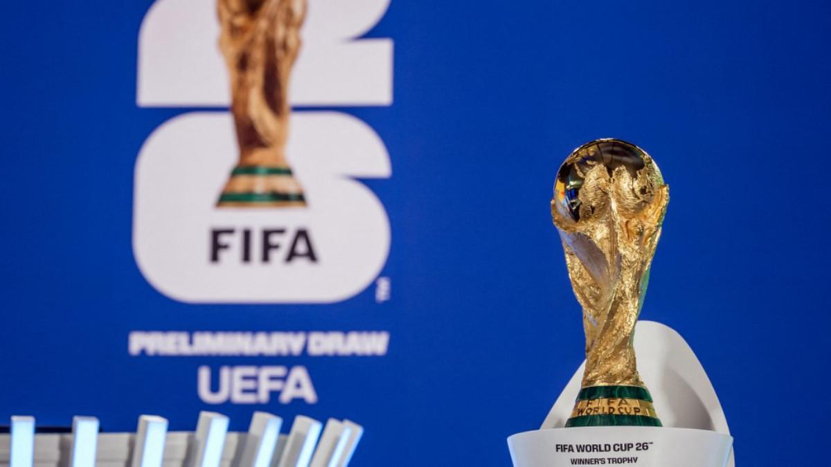 Trofi Piala Dunia FIFA dipajang menjelang pengundian kualifikasi Piala Dunia FIFA 2026 di markas besar FIFA di Zurich. (Fabrice COFFRINI/AFP)