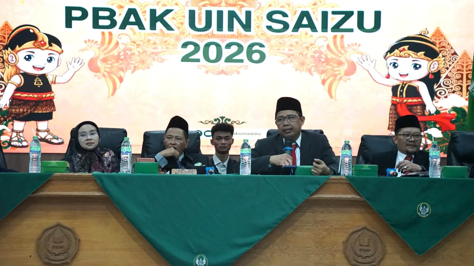 Mahasiswa baru mendengarkan arahan dari Rektor Universitas Islam Negeri Prof. K.H. Saifuddin Zuhri (UIN Saizu) Purwokerto, Prof. Ridwan (Istimewa)