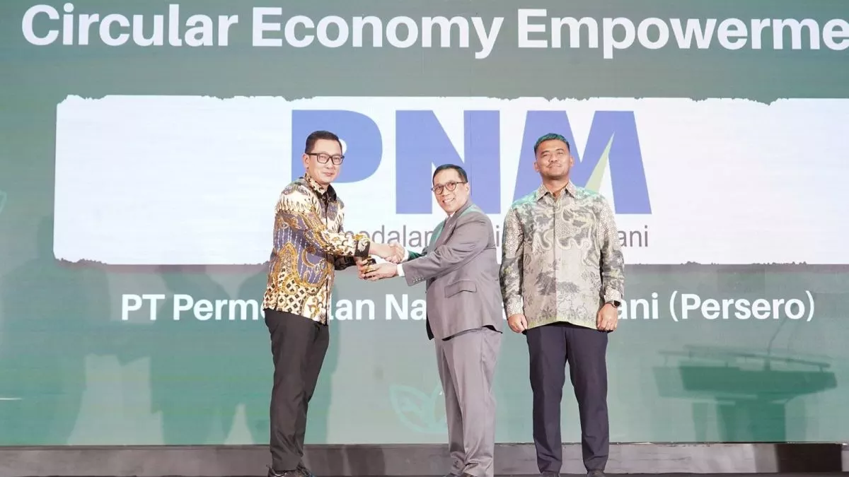 PNM meraih ESG NOW Awards 2026 kategori Circular Economy Empowerment dalam rangkaian ESG Now Movement 2026 bertema “Inspiring Impact” yang diselenggarakan oleh Republika di Hotel Borobudur Jakarta, Senin (19/10). (Dok: PNM)