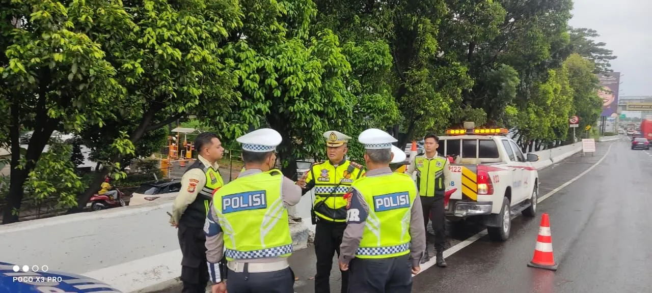 Polda Metro Jaya Menindak 10 Truk Sumbu Tiga yang Melanggar Aturan Lalu Lintas